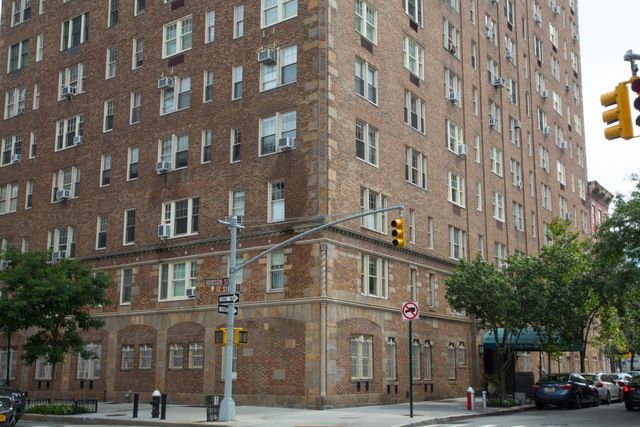 299 W 12th St, Manhattan, NY 10014 - Photo 2 of 3