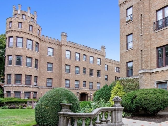 2452 W Greenleaf Ave, Chicago, IL 60645 - Photo 2 of 6