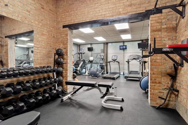 1800 W Roscoe St, Chicago, IL 60657 - Photo 3 of 5