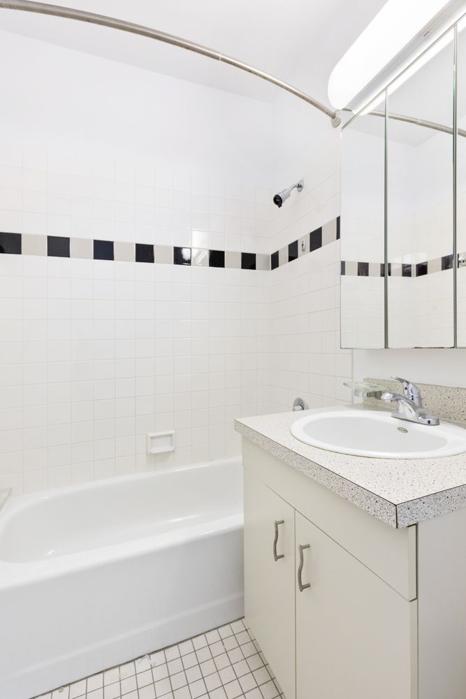 111 West 67th Street, Unit 24H Manhattan, NY 10023 - Photo 5 of 7