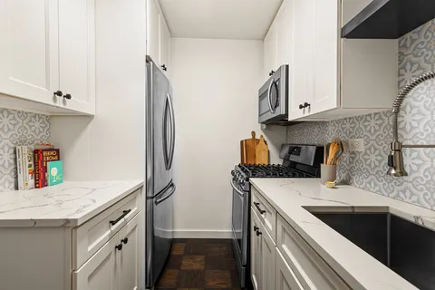 $610,000 | 333 East 79th Street, Unit 1R | Upper East Side