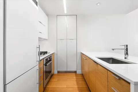 $995,000 | 303 East 33rd Street, Unit 5H | Kips Bay