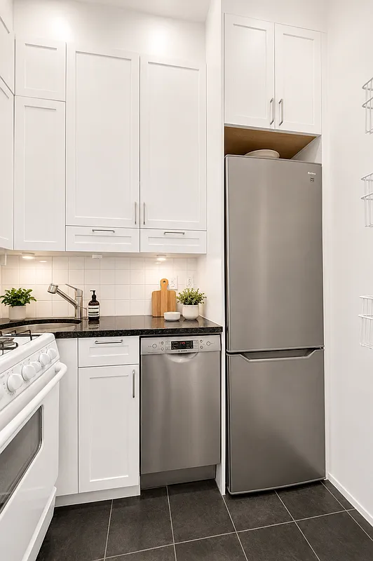 244 East 60th Street, Unit 3B Manhattan, NY 10022 - Photo 4 of 6 Gallery Image 4