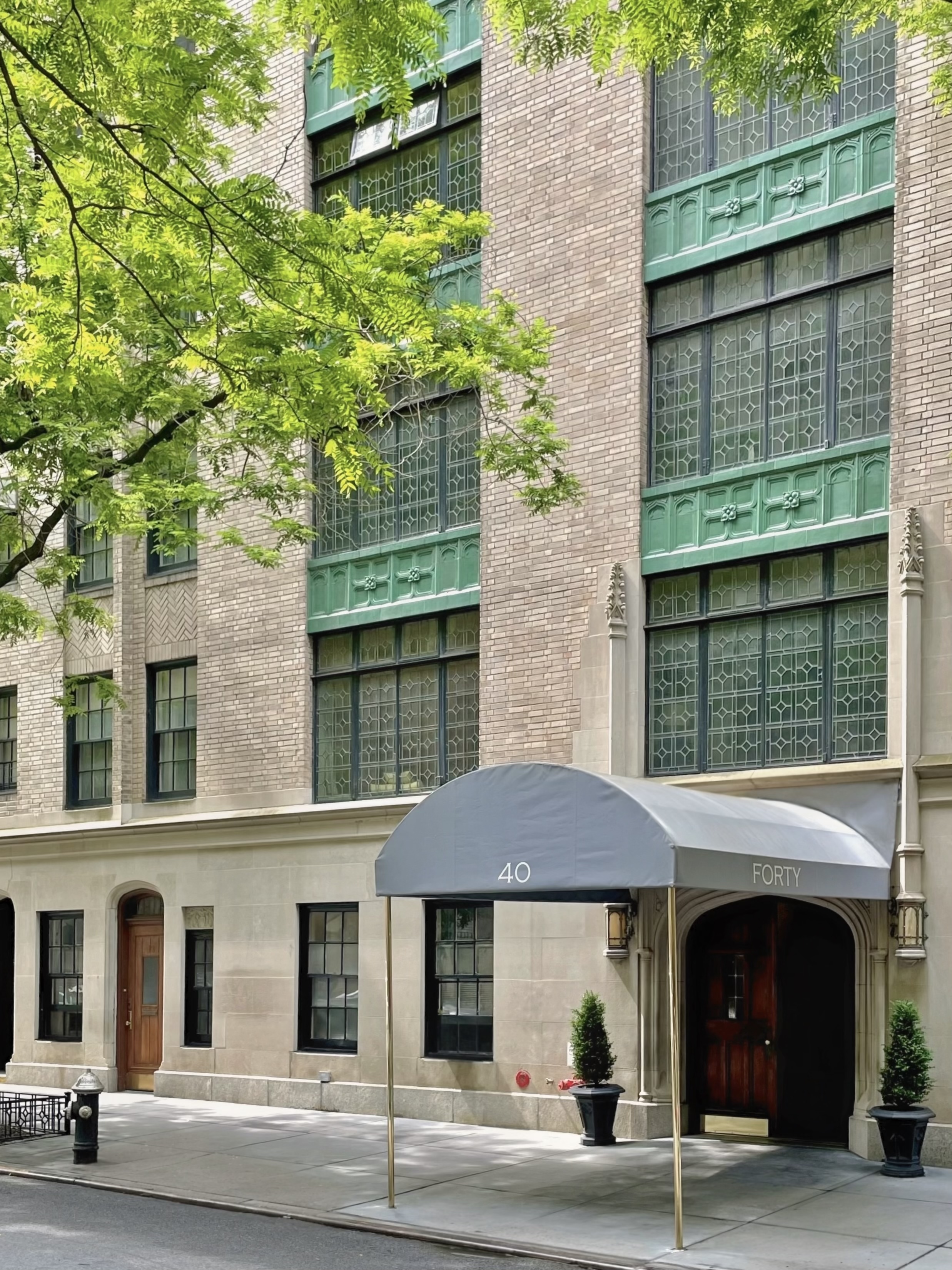 40 West 67th Street, Unit 1A Manhattan, NY 10023 - Photo 12 of 17 a front view of a house with a yard
