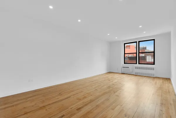 $5,000 | 165 Christopher Street, Unit 6M | West Village