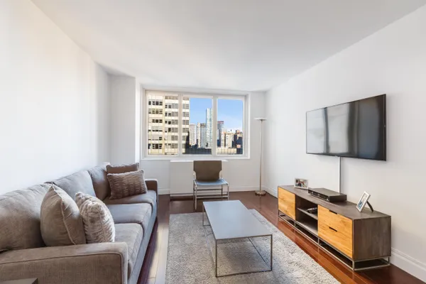 $4,750 | 212 East 47th Street, Unit 27A | Midtown East
