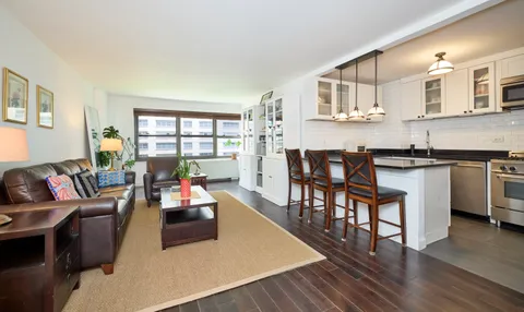 $895,000 | 140 West End Avenue, Unit 9J | Upper West Side