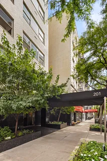 $1,050,000 | 201 East 66th Street, Unit 2E | Lenox Hill