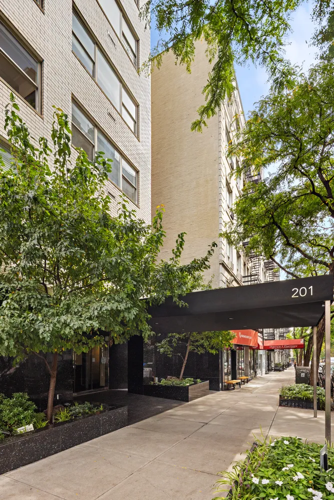 $1,050,000 | 201 East 66th Street, Unit 2E | Lenox Hill