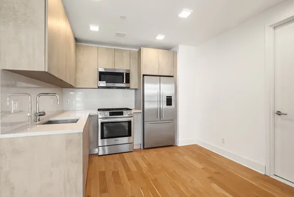 $3,950 | 21-10 44th Drive, Unit 4A | Long Island City