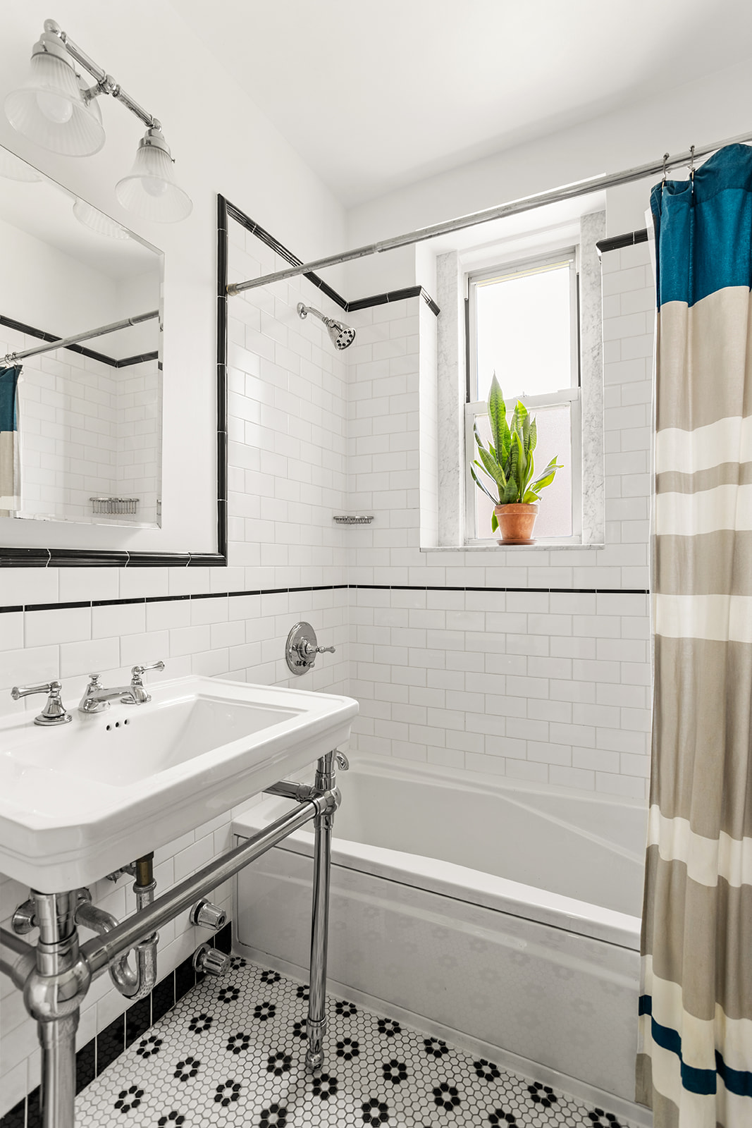 35-47 80th Street, Unit 21 Queens, NY 11372 - Photo 6 of 14 a bathroom with a sink and a bathtub