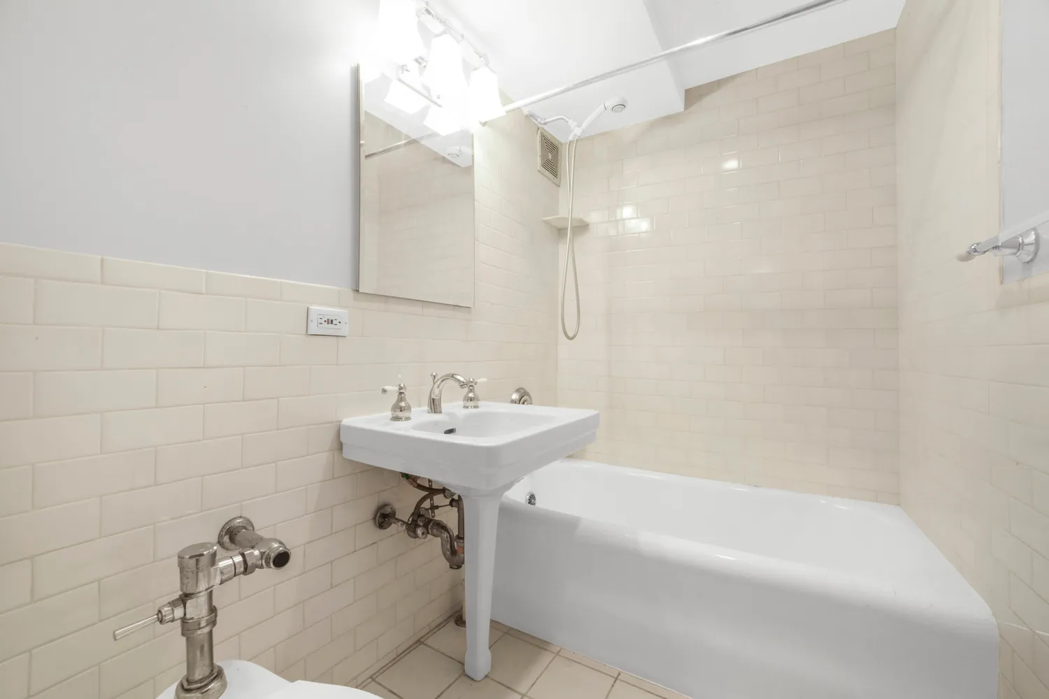 $2,800 | 320 East 42nd Street, Unit 1516 | Murray Hill