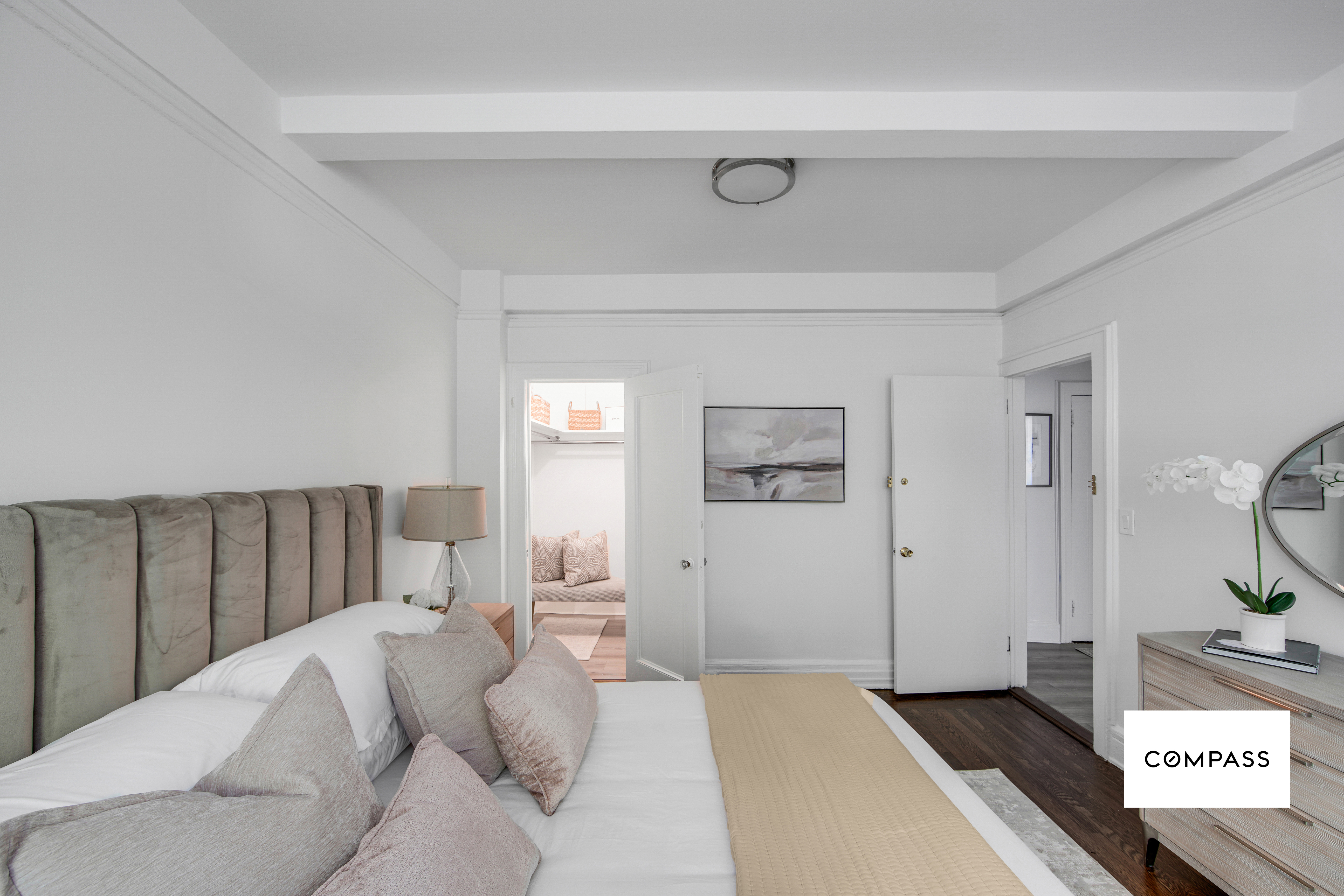 124 East 84th Street, Unit 1D Manhattan, NY 10028 - Photo 4 of 14 a living room with furniture