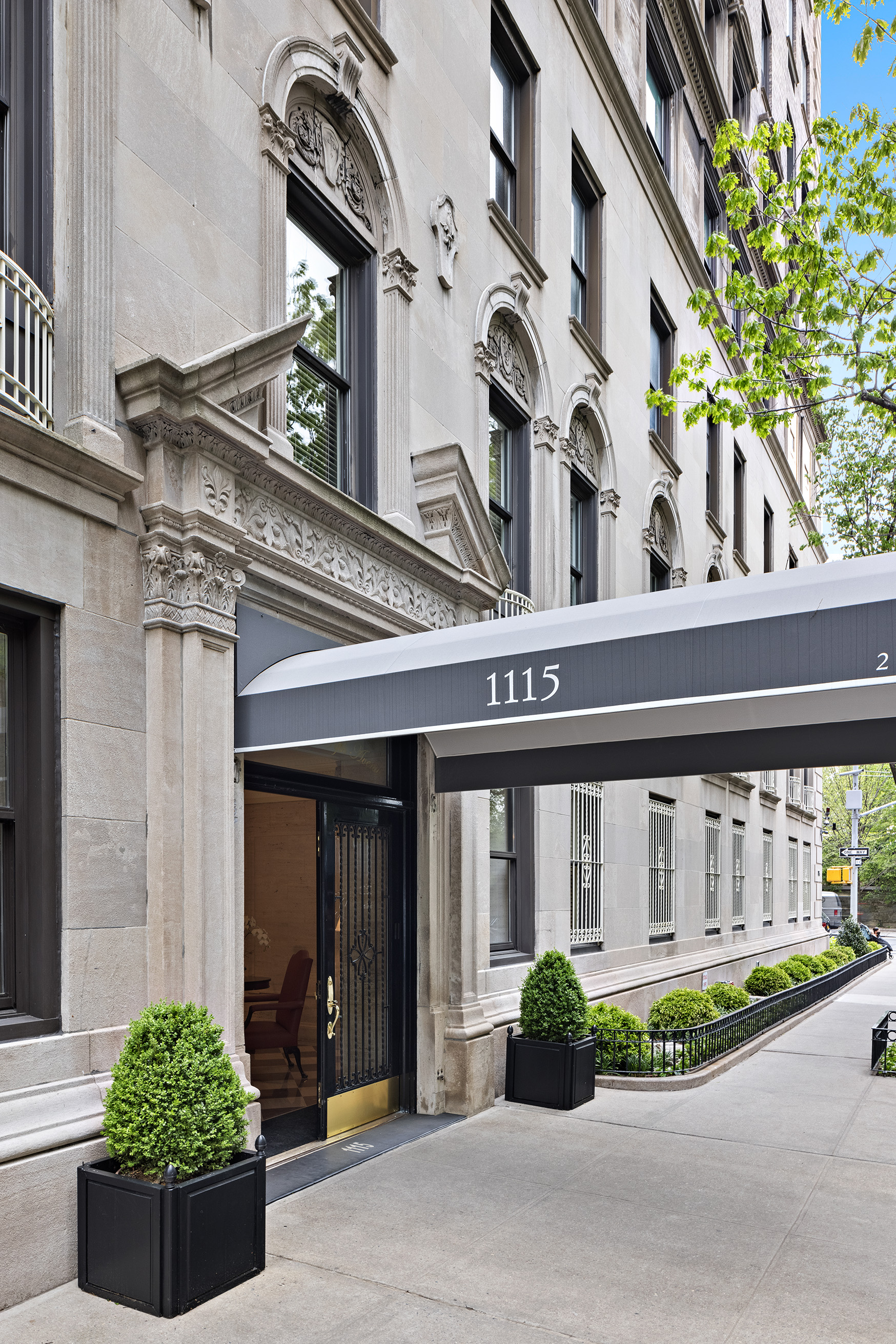 1115 5th Avenue, Unit 15A Manhattan, NY 10128 - Photo 22 of 27 a front view of a building