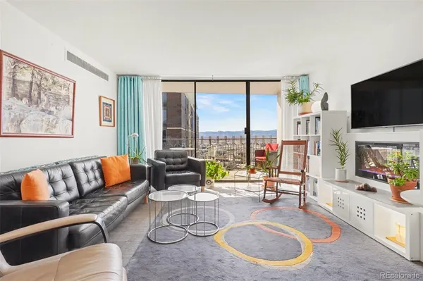 $349,000 | 1020 15th Street, Unit 32L, Denver, CO 80202