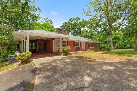 a view of a house with backyard and garden