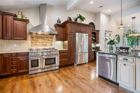 $1,098,000 | 8 Melony Avenue, Plainview, NY 11803