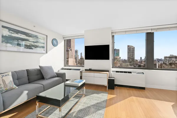 $765,000 | 100 West 39th Street, Unit 38I | Midtown South