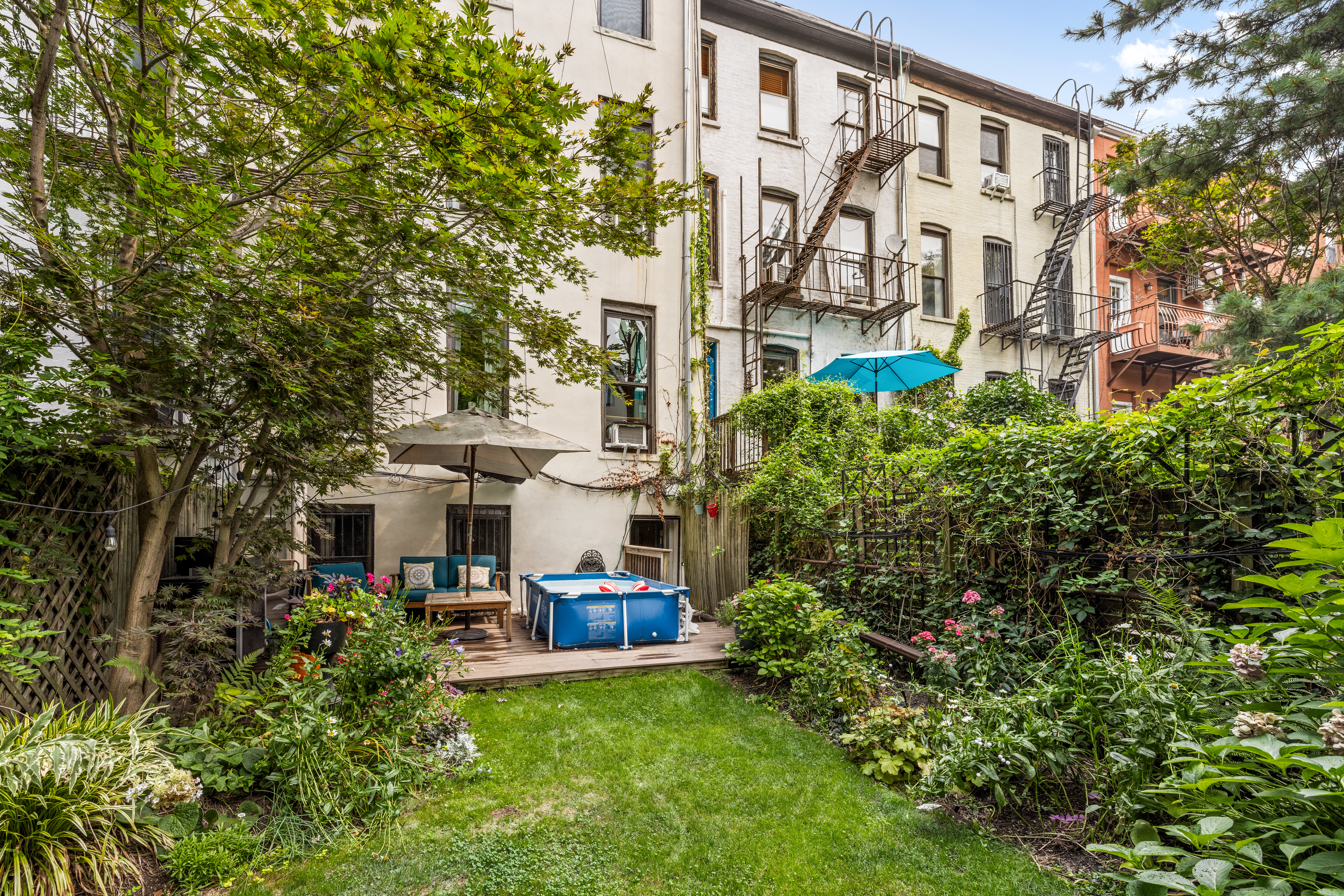 376 Bergen Street, Unit 1R Brooklyn, NY 11217 - Photo 3 of 10 a view of building with yard and staircase
