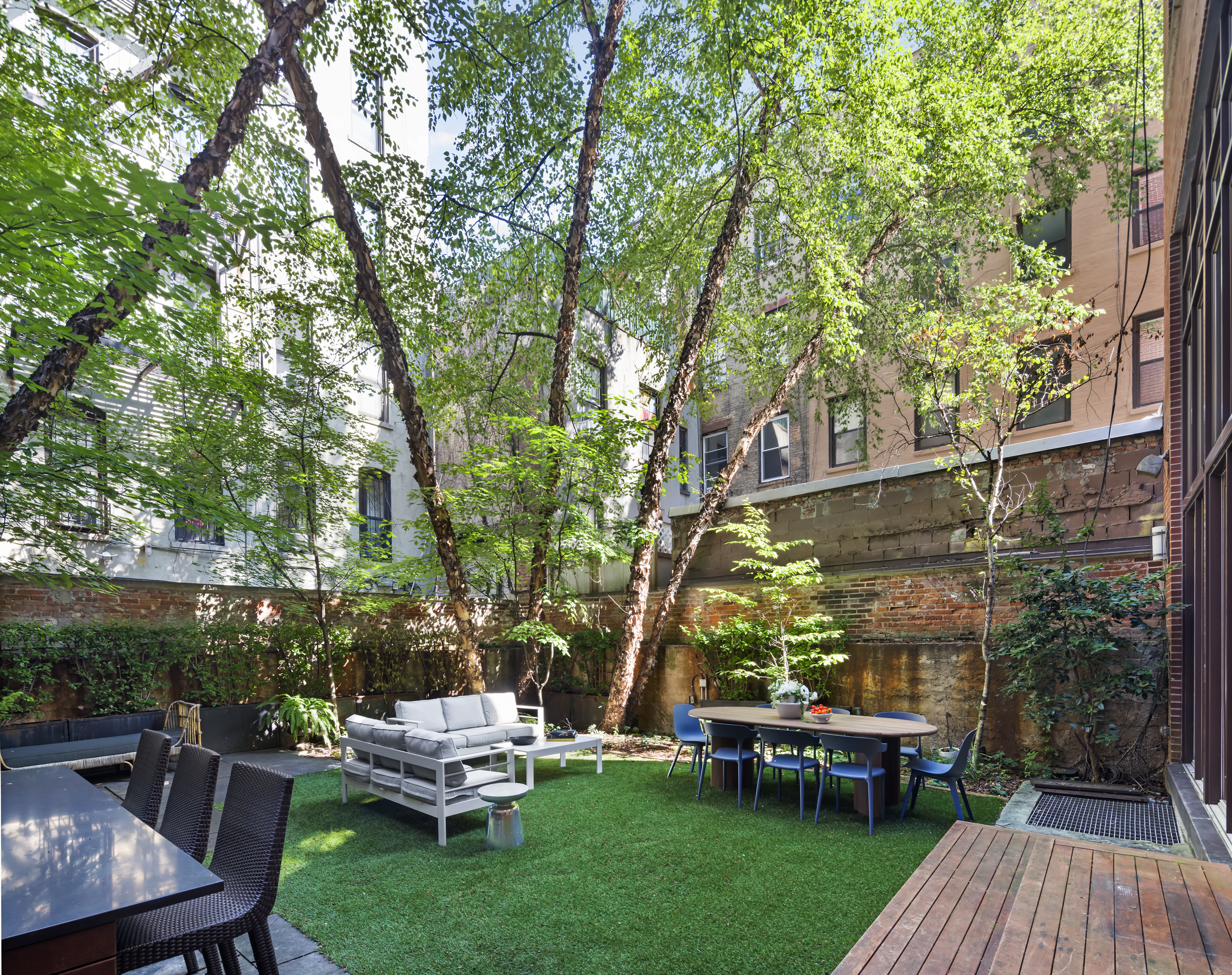 95 Charles Street, Unit TH Manhattan, NY 10014 - Photo 5 of 29 a backyard of a house with a garden and outdoor seating