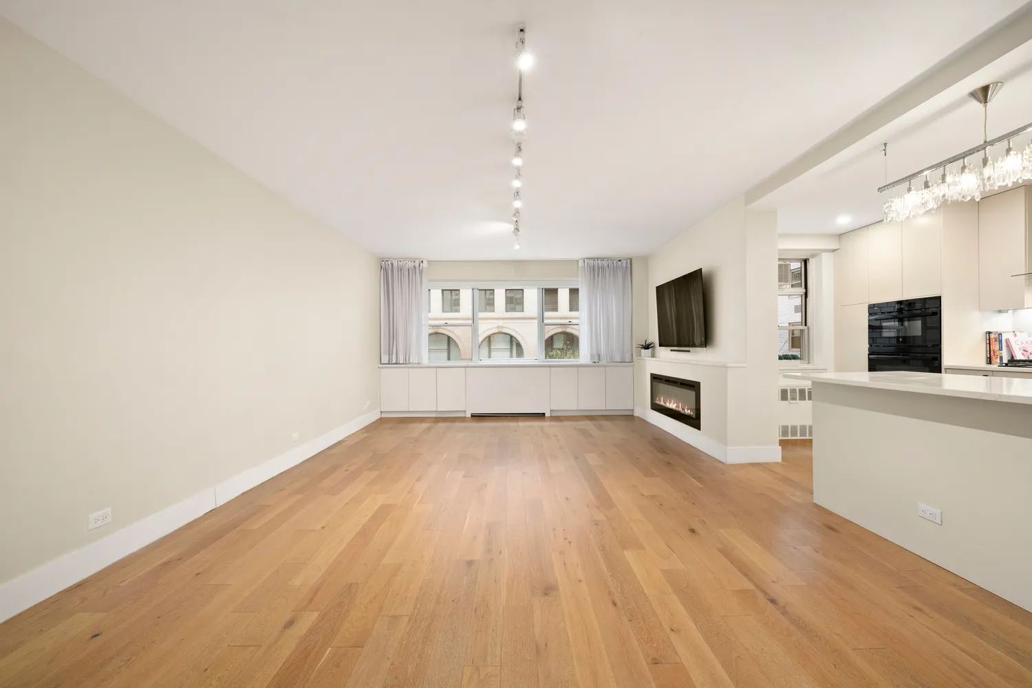 $1,995,000 | 70 East 10th Street, Unit 4V | Greenwich Village