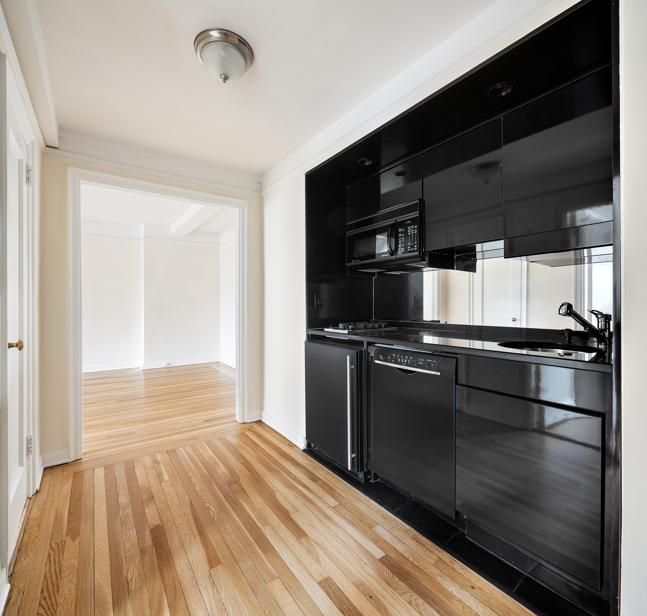 205 East 78th Street, Unit 14C Manhattan, NY 10075 - Photo 9 of 12 a kitchen with a refrigerator an oven