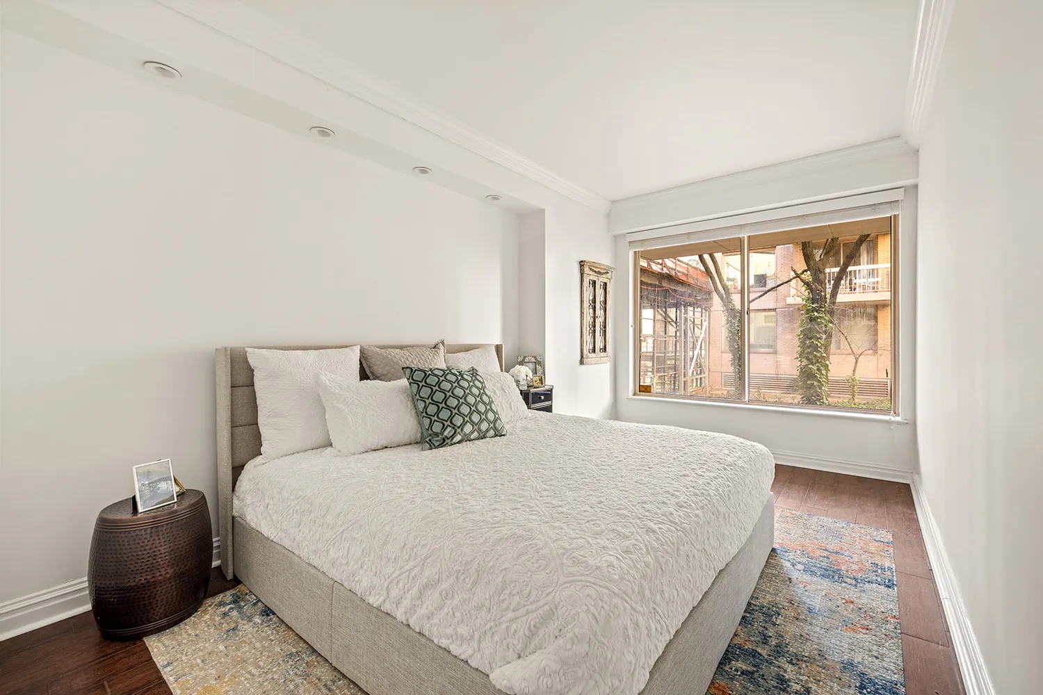 $735,000 | 200 East 69th Street, Unit 2R | Lenox Hill