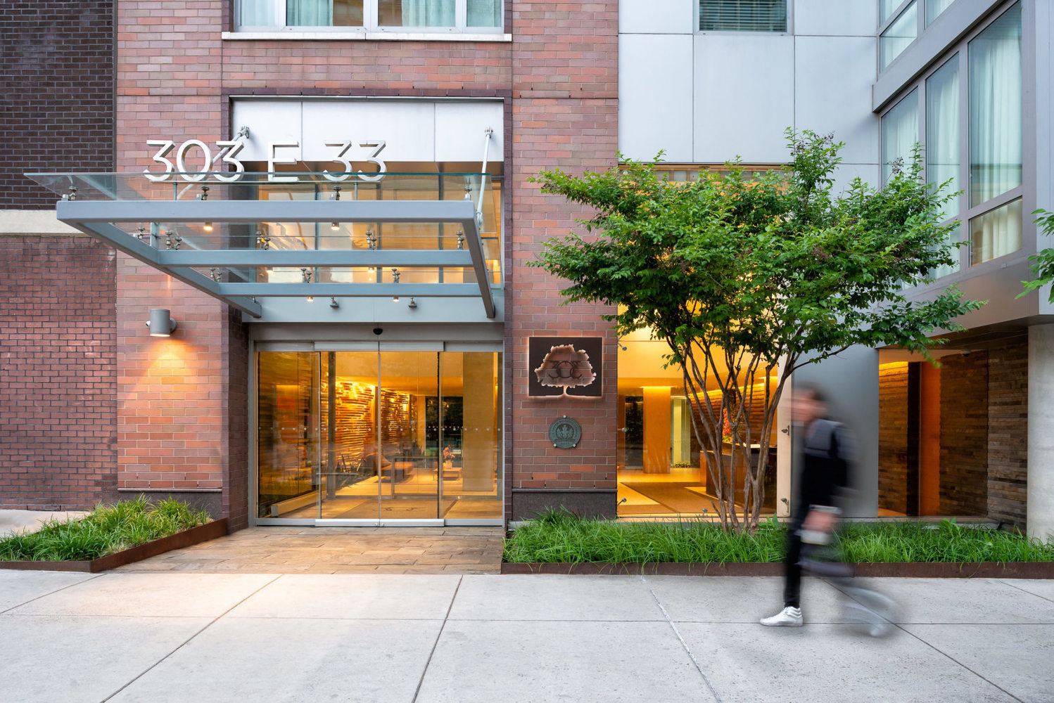 303 East 33rd Street, Unit B2 Manhattan, NY 10016 - Photo 21 of 24 a front view of a building with garden