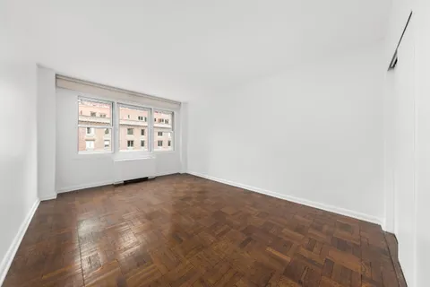 $825,000 | 77 West 55th Street, Unit 17F | Midtown Central