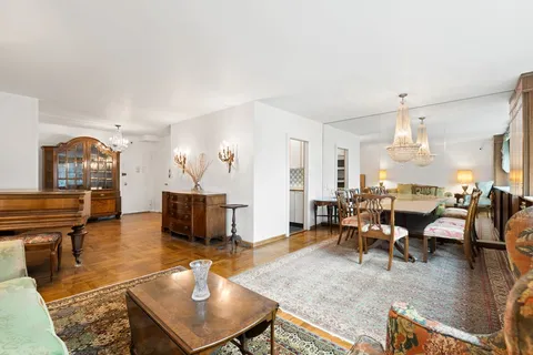 $1,590,000 | 30 West 60th Street, Unit 11M | Upper West Side