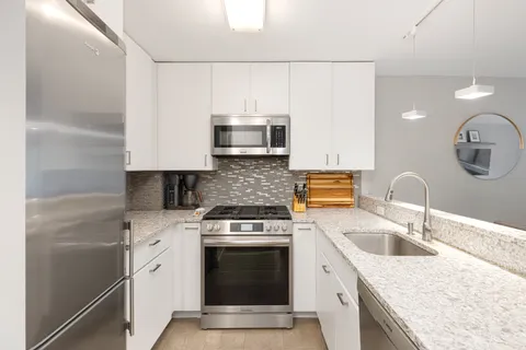 $885,000 | 201 West 70th Street, Unit 2B | Upper West Side