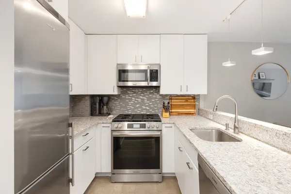 $885,000 | 201 West 70th Street, Unit 2B | Upper West Side