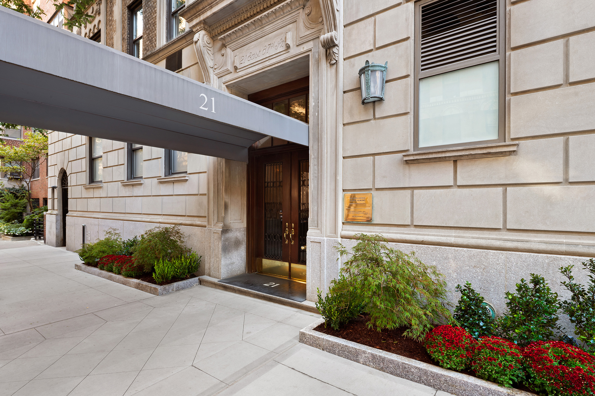 21 East 87th Street, Unit 11A Manhattan, NY 10128 - Photo 7 of 10 a view of a entryway of the house front of house