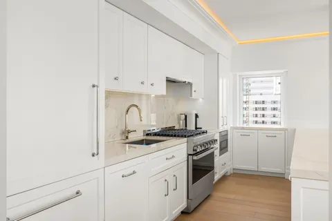 $3,595,000 | 150 East 69th Street, Unit 18S | Lenox Hill