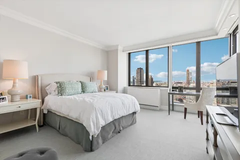 $2,900,000 | 2 Columbus Avenue, Unit 39B | Upper West Side