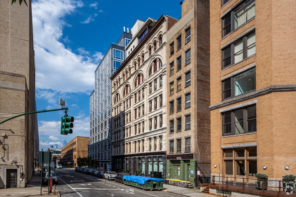 481 Washington Street, Unit PHS Manhattan, NY 10013 - Photo 17 of 20 a view of a building with a street