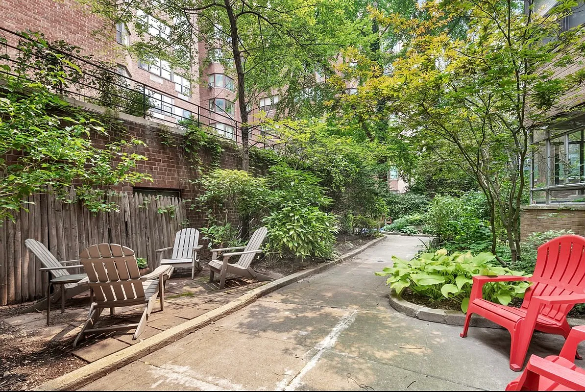 440 East 56th Street, Unit 6FGH Manhattan, NY 10022 - Photo 13 of 18 a view of a chairs and table in backyard