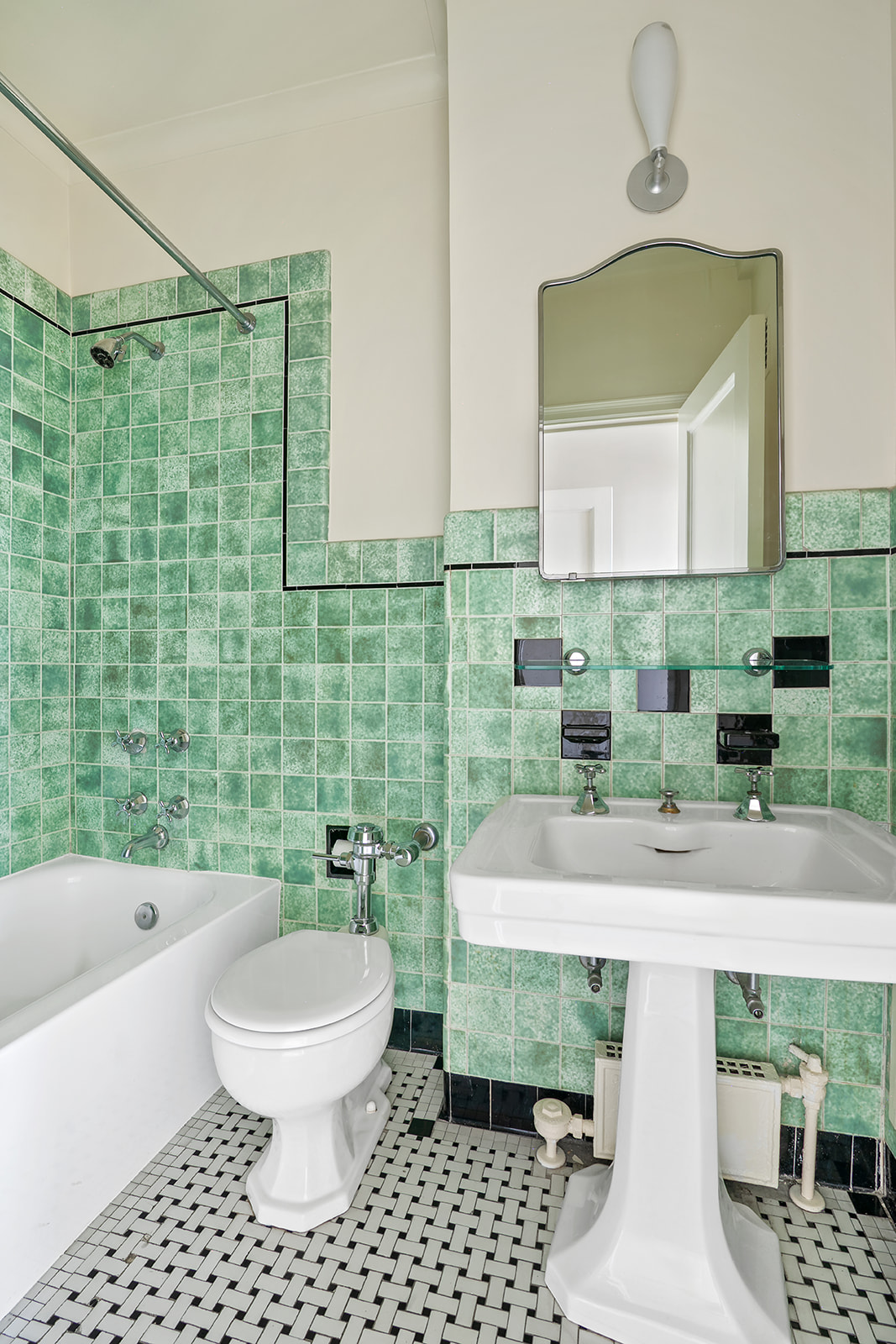 15 West 81st Street, Unit 10B Manhattan, NY 10024 - Photo 8 of 19 a bathroom with a sink a toilet and a bathtub
