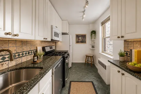 $750,000 | 333 East 79th Street, Unit 10M | Upper East Side