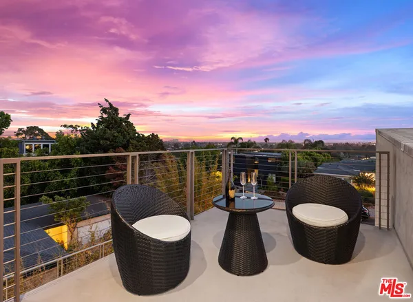 $4,100,000 | 3218 Maplewood Avenue, Los Angeles, CA 90066