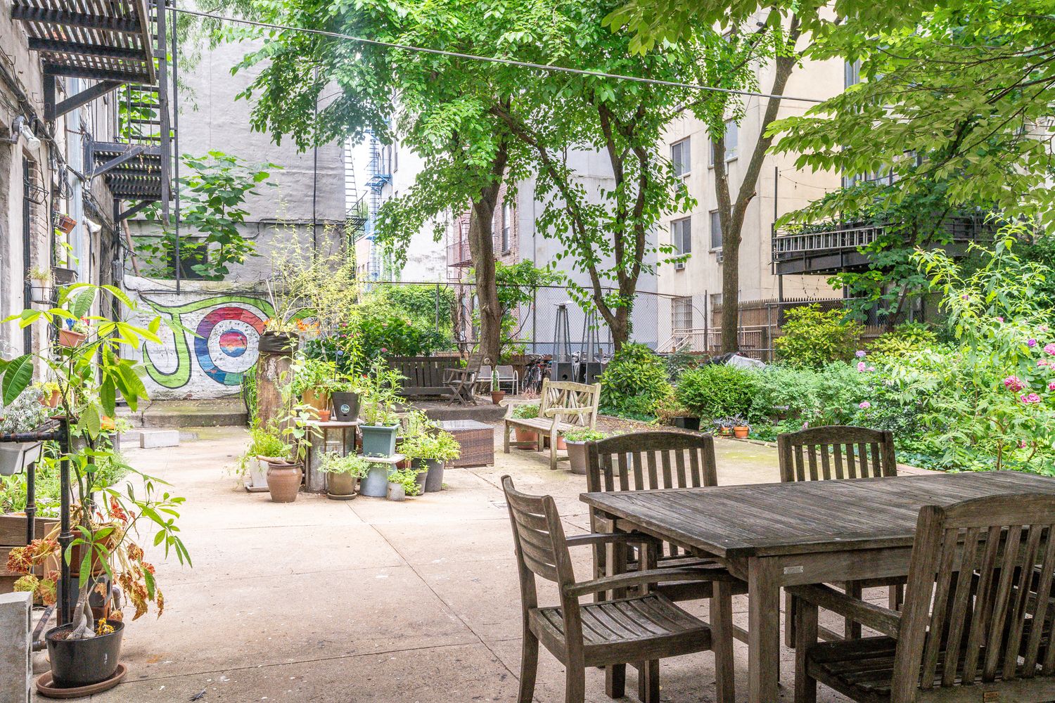 a view of dinning table and chairs in patio