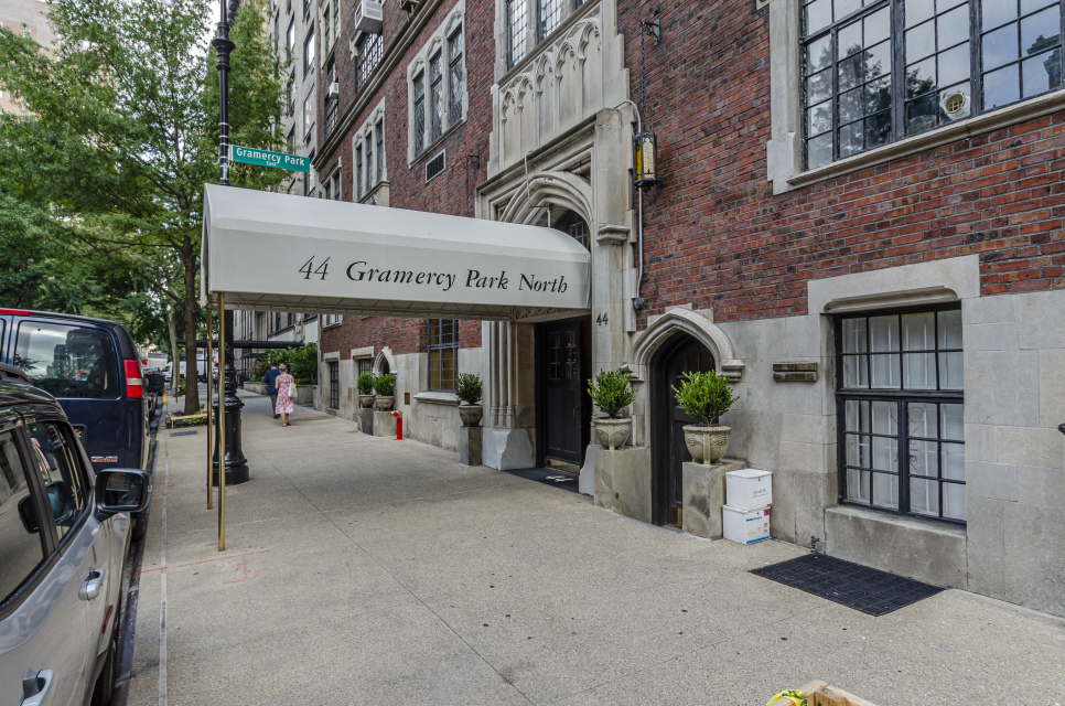 44 Gramercy Park North, Unit 8B Manhattan, NY 10010 - Photo 7 of 10 a view of a building with sitting area