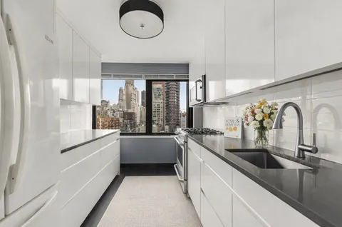 $1,850,000 | 300 East 59th Street, Unit 705 | Sutton Place