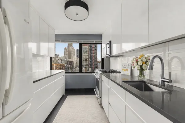 $1,850,000 | 300 East 59th Street, Unit 705 | Sutton Place
