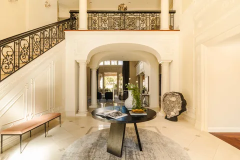 a view of livingroom with furniture