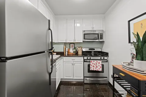 $745,000 | 400 East 77th Street, Unit 6C | Lenox Hill