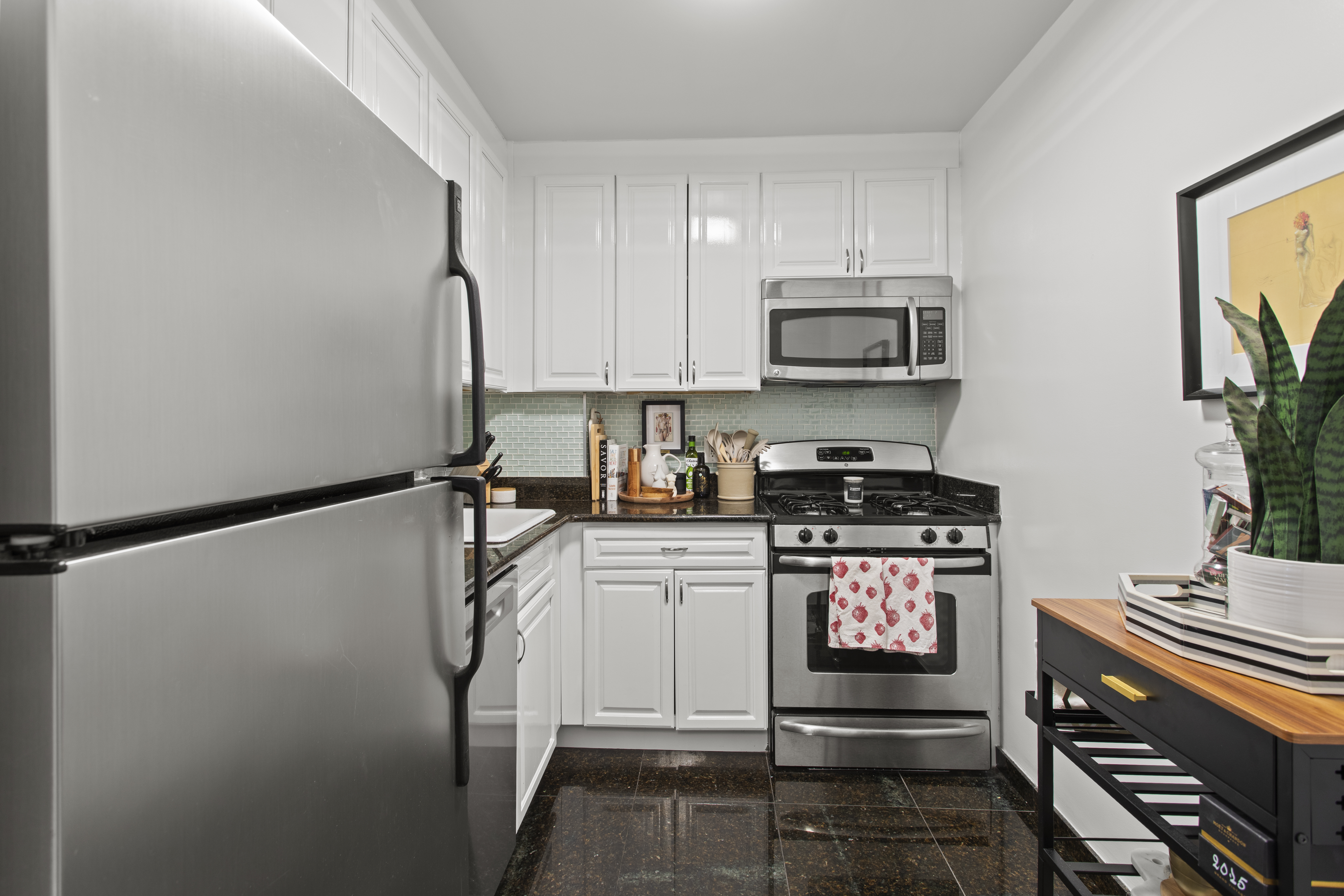 400 East 77th Street, Unit 6C Manhattan, NY 10075 - Photo 4 of 11