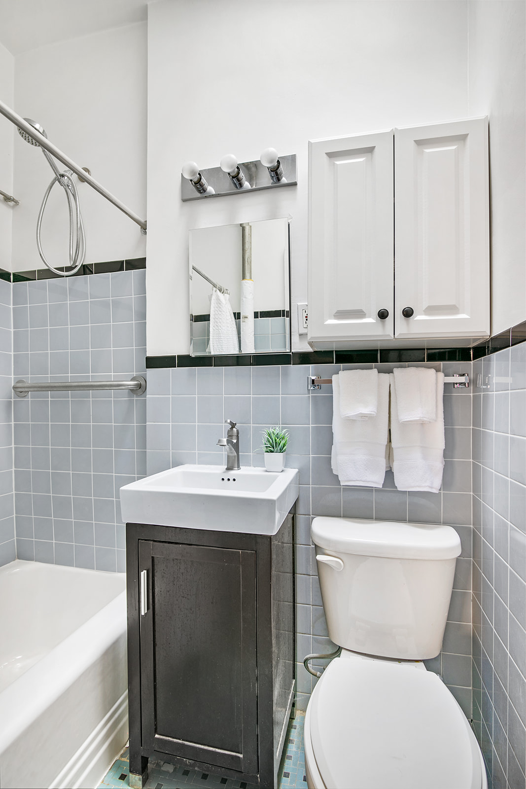 293 Riverside Drive, Unit 5B Manhattan, NY 10025 - Photo 6 of 10 a bathroom with a toilet a sink and bathtub