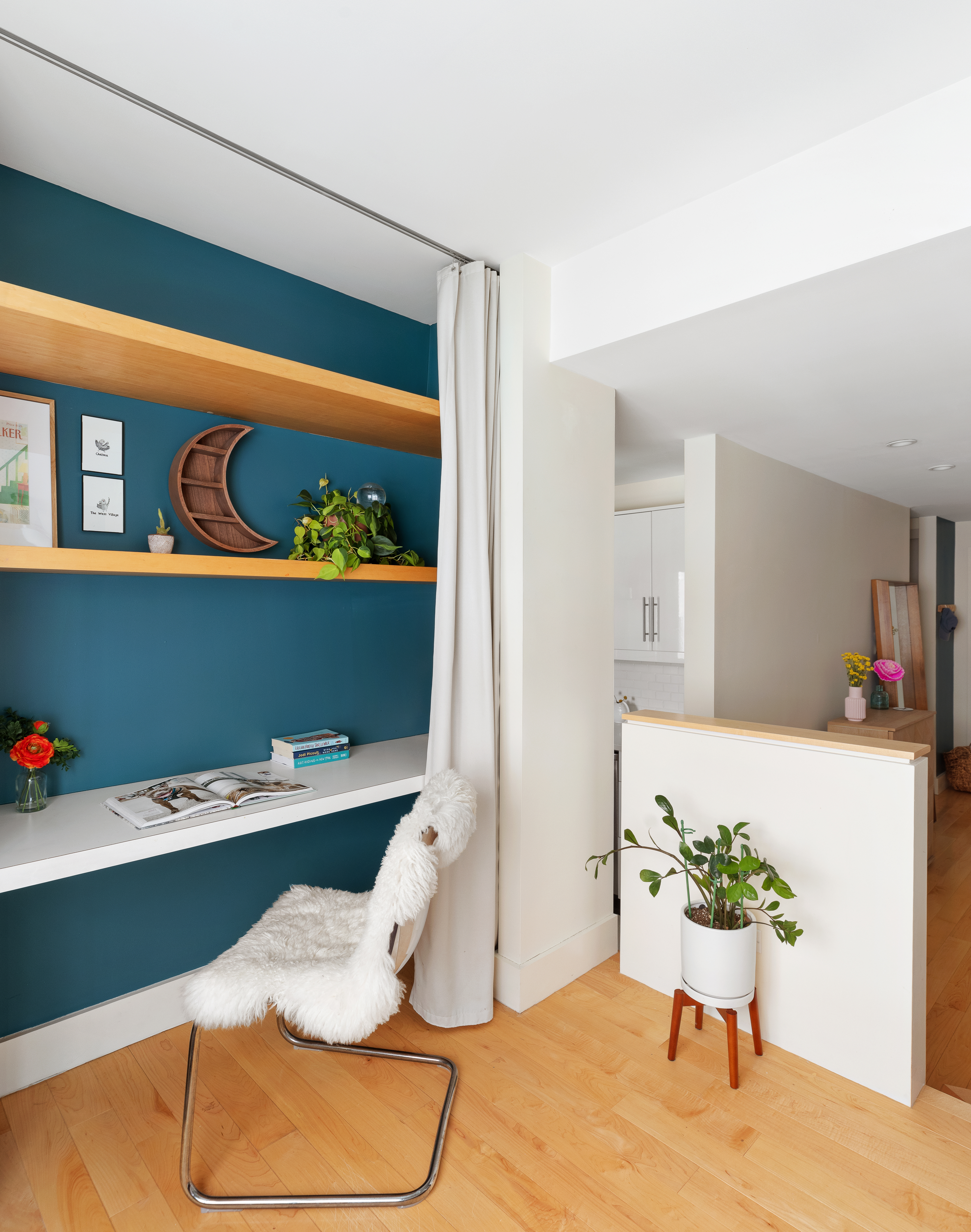 85 8th Avenue, Unit 5H Manhattan, NY 10011 - Photo 2 of 8 a workspace with furniture and window