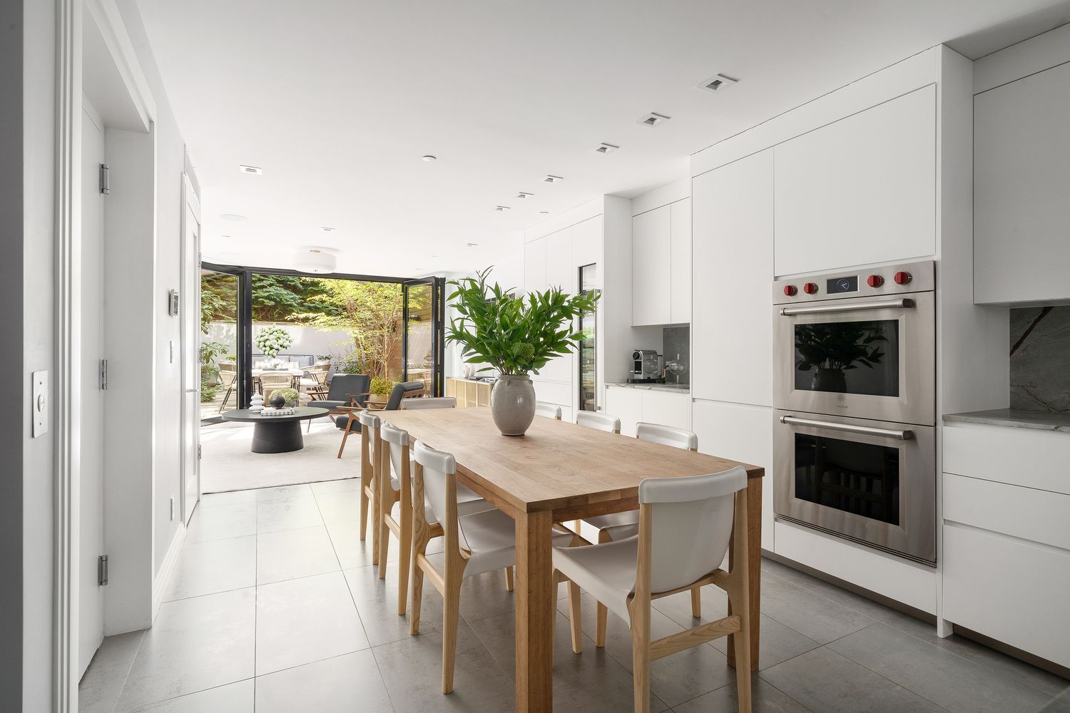 520 East 89th Street Manhattan, NY 10128 - Photo 8 of 40 a kitchen with a table and chairs in it